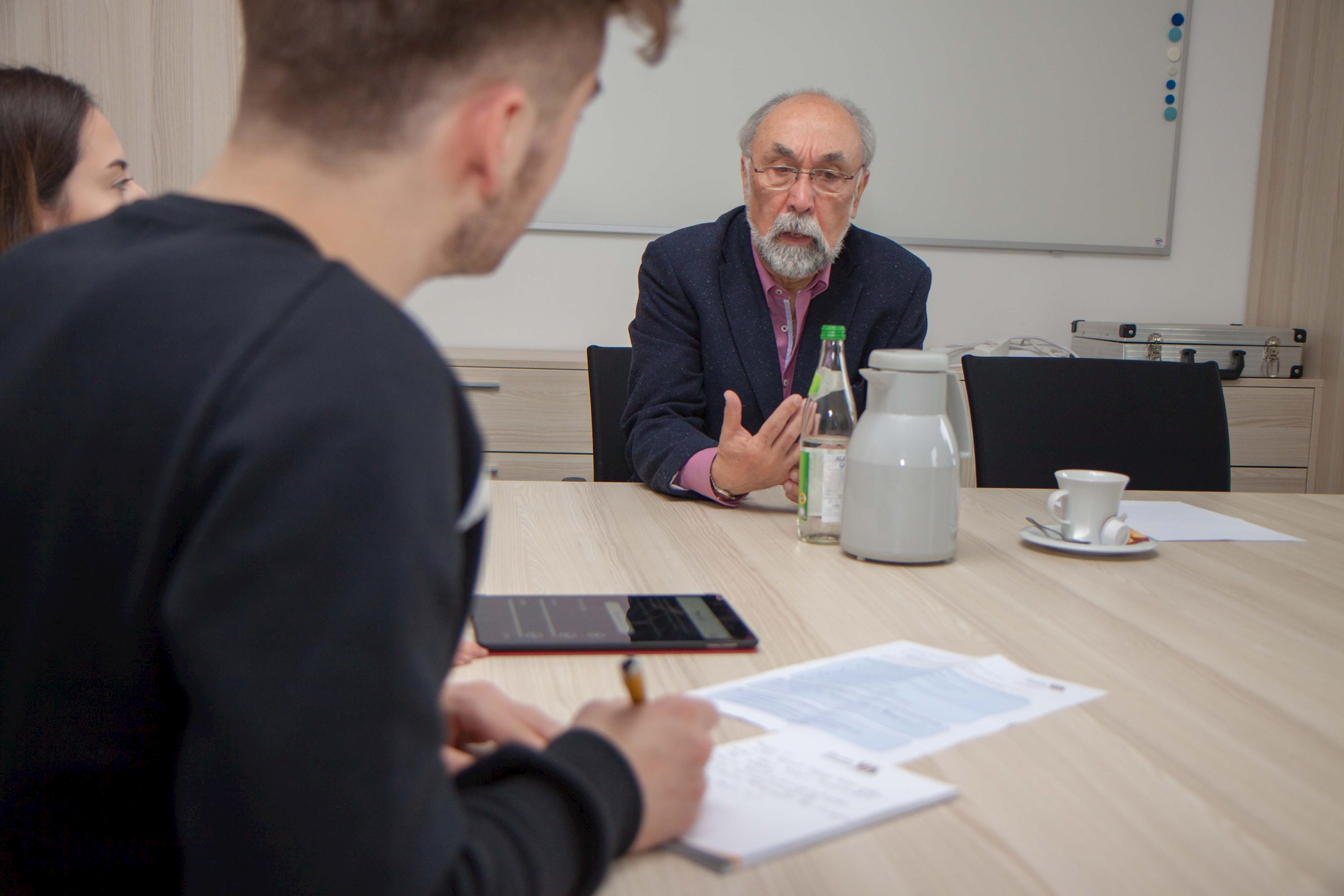 Was macht ein Bezirksrat? Schüler konnten es im persönlichen Gespräch mit dem stellvertretenden Bezirkstagspräsidenten Wolfgang Bähner herausfinden.