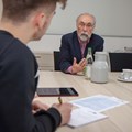 Was macht ein Bezirksrat? Schüler konnten es im persönlichen Gespräch mit dem stellvertretenden Bezirkstagspräsidenten Wolfgang Bähner herausfinden.