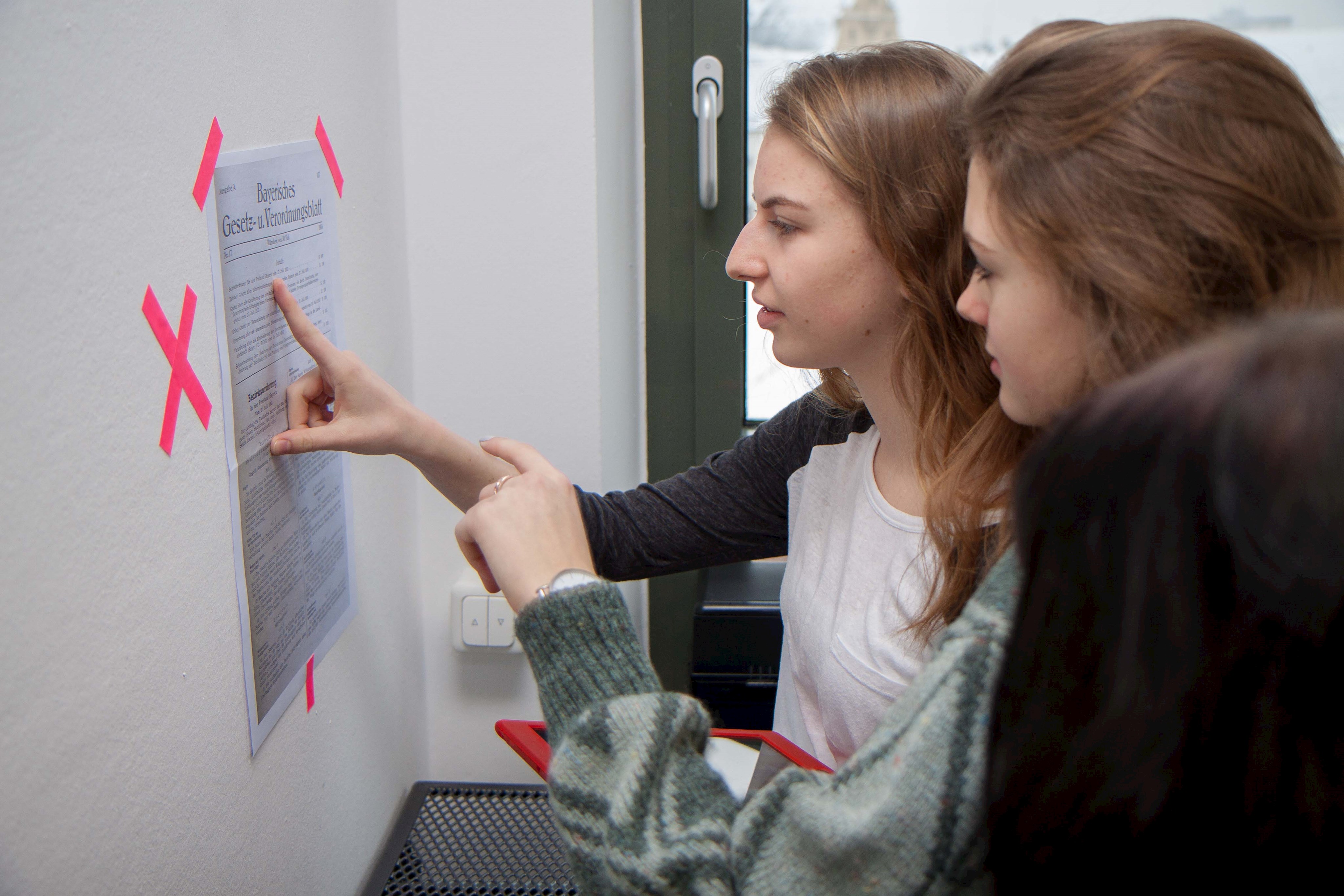 Augsburg statt Berlin: Schüler erleben Politik beim Bezirk Schwaben hautnah