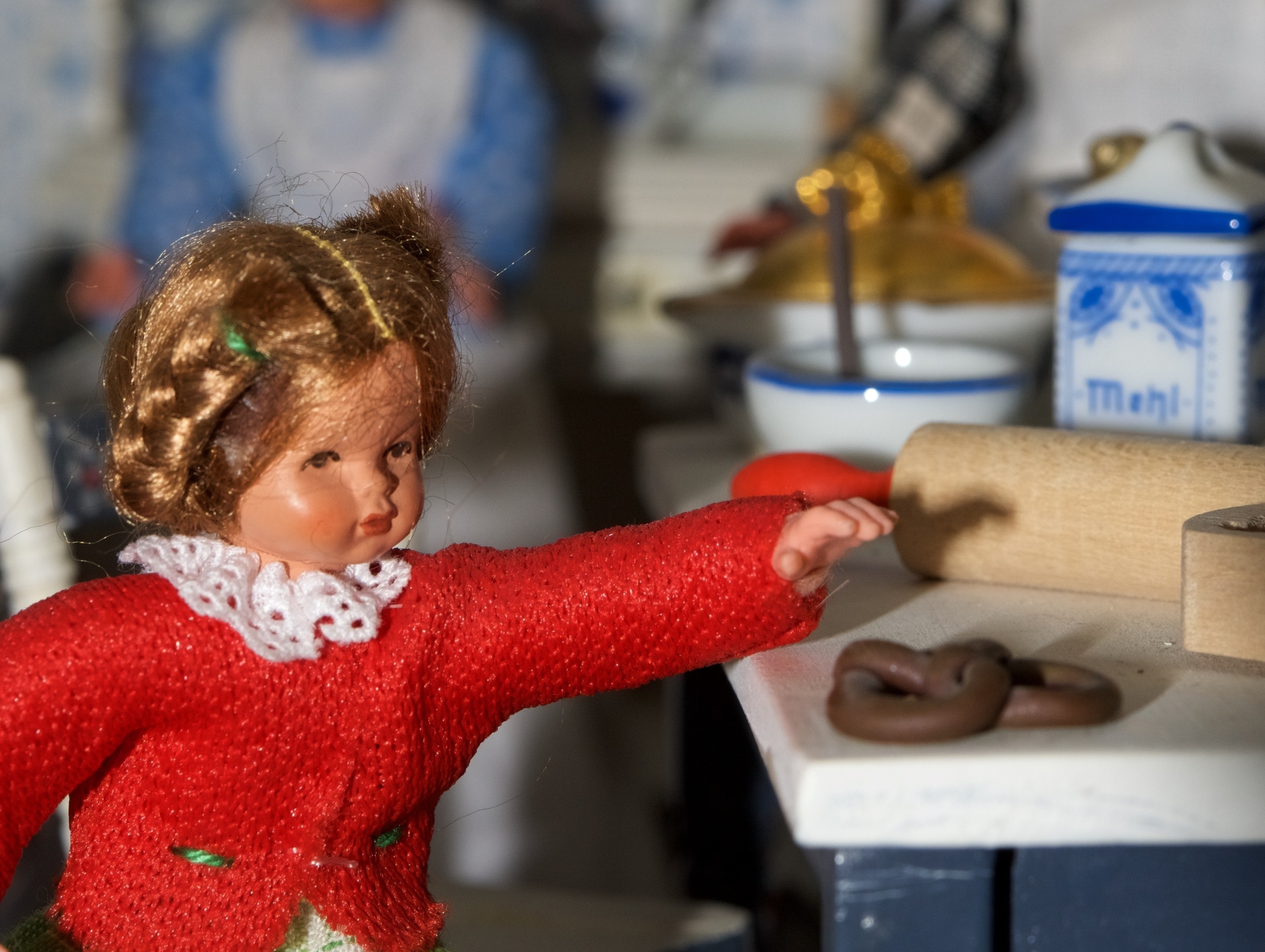 Zu sehen in der Sonderausstellung PuppenStubenWelten im Museum KulturLand Ries: Kind stibitzt Breze.