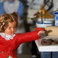 Zu sehen in der Sonderausstellung "PuppenStubenWelten" im Museum KulturLand Ries: Kind stibitzt Breze.