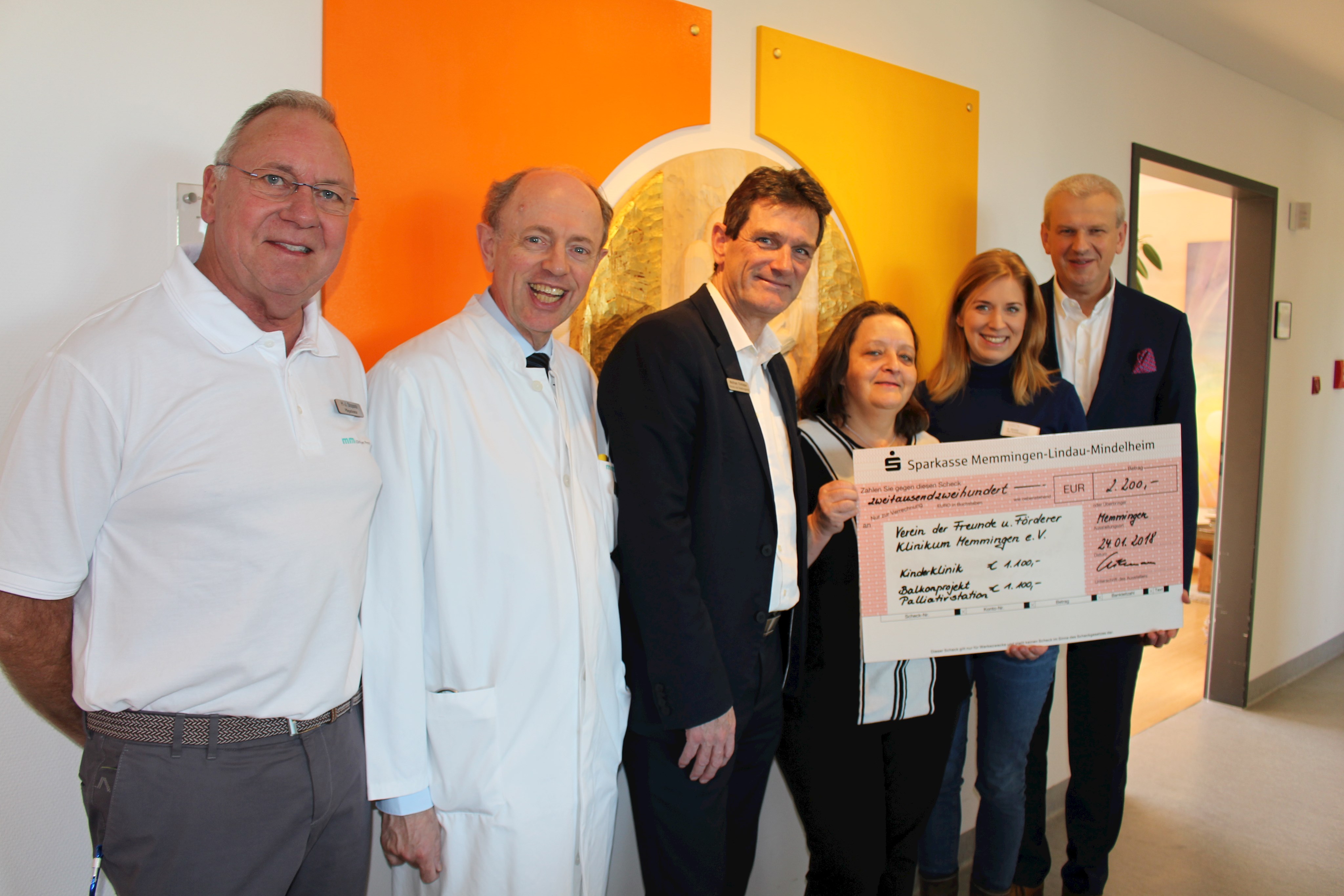 2200 Euro aus dem ersten Spendenbasar des Bezirkskrankenhauses Memmingen