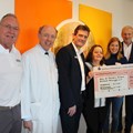 Vertreter des Bezirkskrankenhauses Memmingen haben dem Verein der Freunde und Förderer des Klinikums 2200 Euro als Spende übergeben.