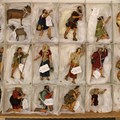 Krippenfiguren mit Verpackung.