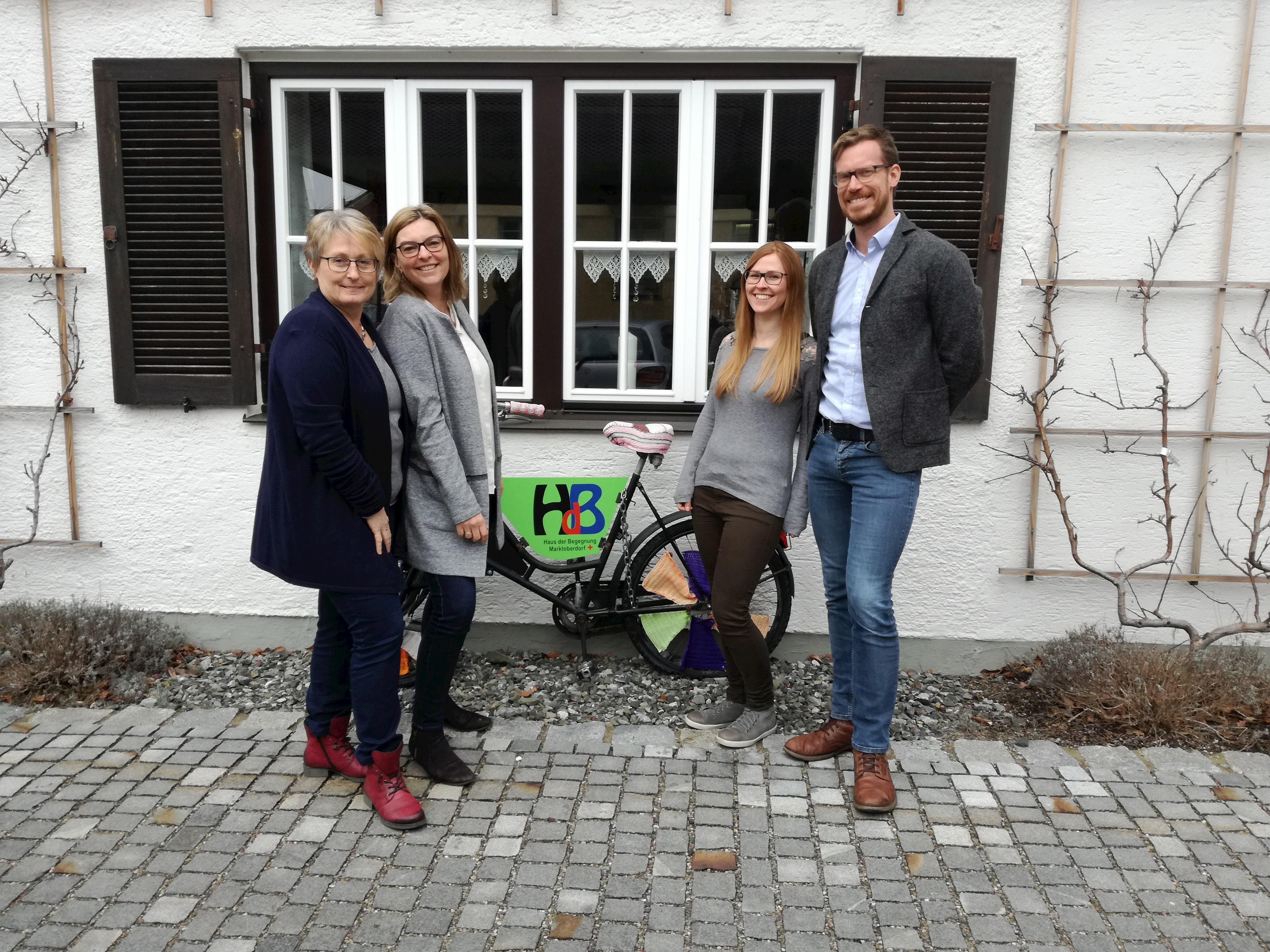 Im Bild von links nach rechts: Renate Dantinger (BRK) und Selina Senftl (Lebenshilfe) sowie Veronika Reimers (BRK) und Ralf Grath (Lebenshilfe) vor dem Haus der Begegnung Marktoberdorf.