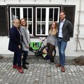 Renate Dantinger (BRK) und Selina Senftl (Lebenshilfe) sowie Veronika Reimers (BRK) und Ralf Grath (Lebenshilfe) vor dem Haus der Begegnung in Marktoberdorf.