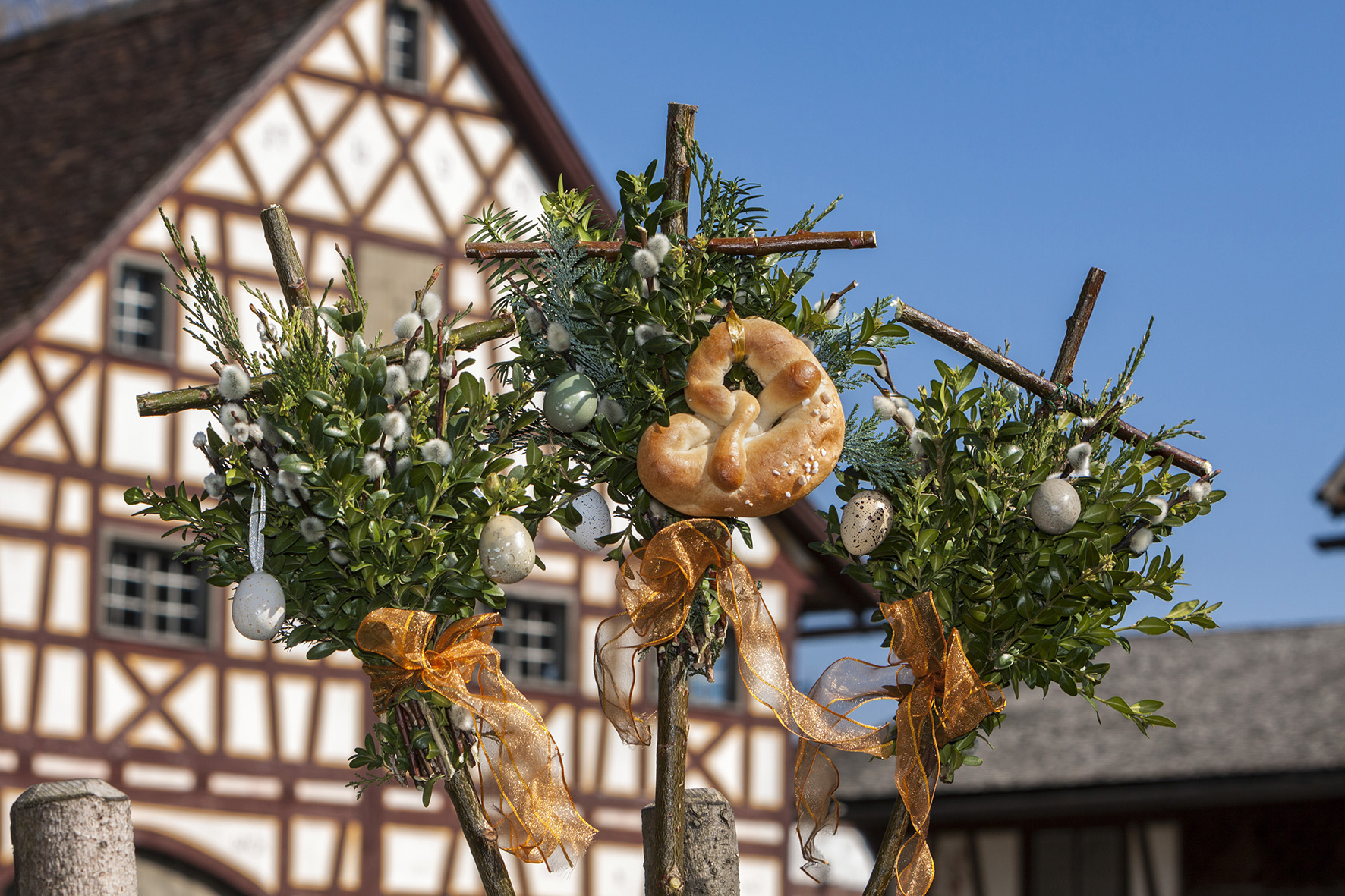 Die Palmboschen werden, geschmückt mit bunten Bändern und den Palmbrezen, zur Weihe getragen.