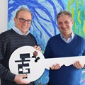 Symbolische Schlüsselübergabe von Wilhelm Egger, Regionalleiter Süd der Bezirkskliniken Schwaben an Helmut Notz, neuer Regionalleiter Südwest.
