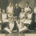 Teilnehmerinnen eines Kochkurses in Augsburg in blütenweiten Schürzen, 1923