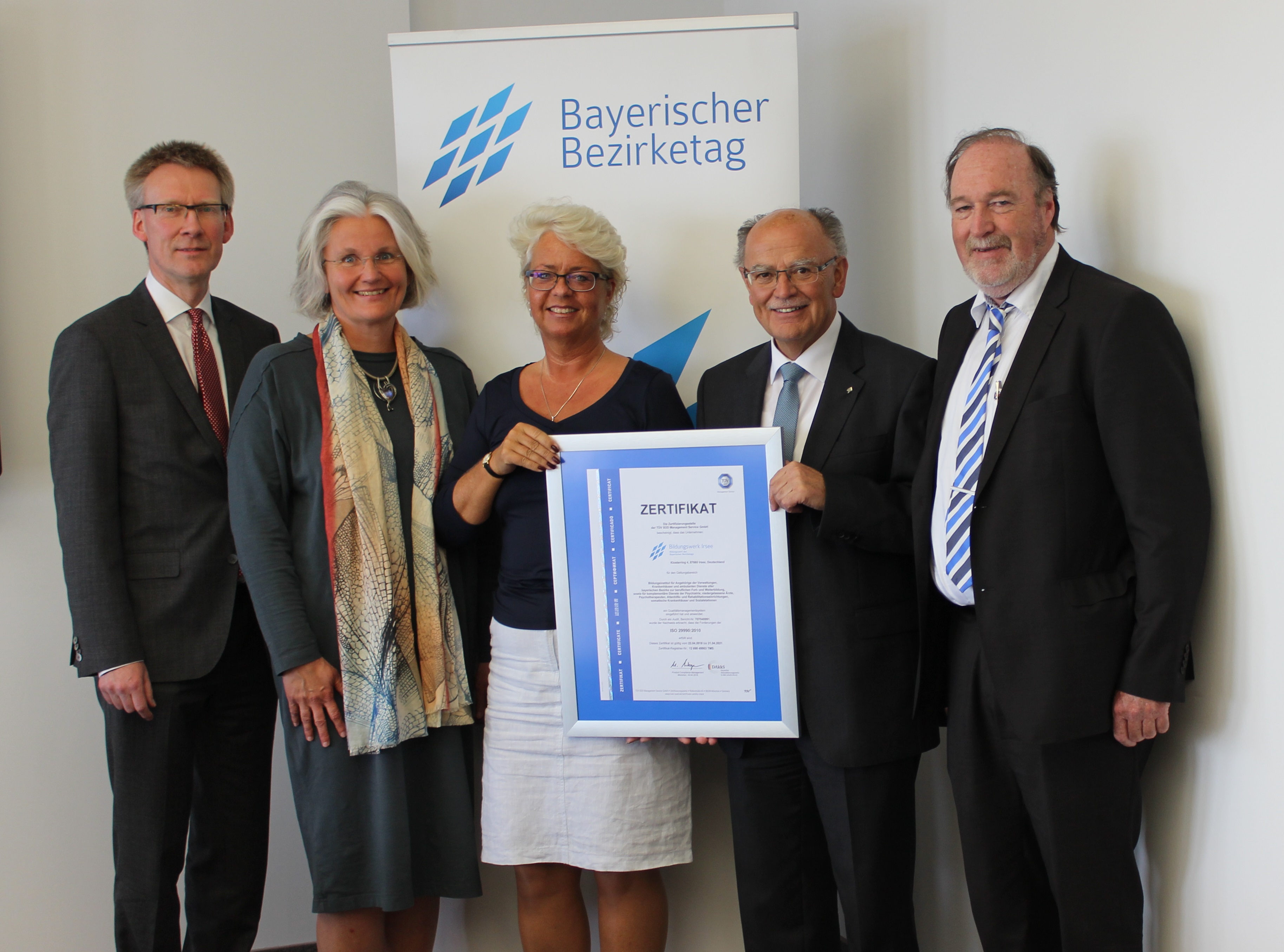 v.l.n.r.: Dr. Stefan Raueiser (Leiter Bildungswerk), Stefanie Krüger (Geschäftsführendes Präsidialmitglied Bayerischer Bezirketag), Maren John (Bildungswerk), Josef Mederer (Präsident des Bayerischen Bezirketags), Willi Lauer (TÜV SÜD Management Service GmbH) bei der Urkundenübergabe zur Rezertifizierung als Lerndienstleister.