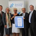Vom Präsidenten des Bayerischen Bezirketags, Josef Mederer, wurde dem Bildungswerk Irsee die Urkunde zur Rezertifizierung als Lerndienstleister übergeben.