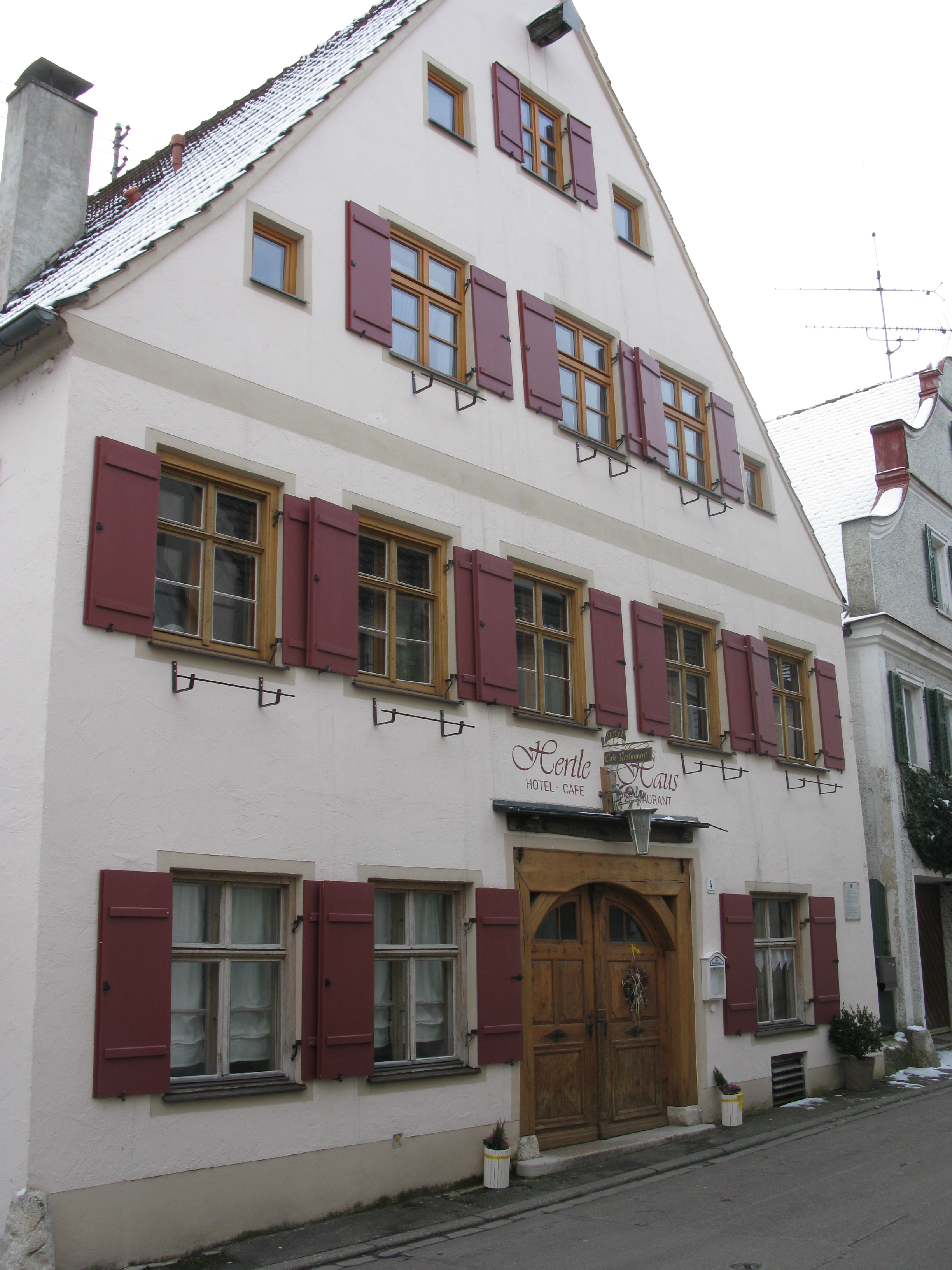 Die besondere Qualität der denkmalpreisgekrönten Sanierung des ca. 500 Jahre alten Wohn- und Geschäftshauses in Harburg liegt im Erhalt und der Wiederverwendung historischer Bauteile.