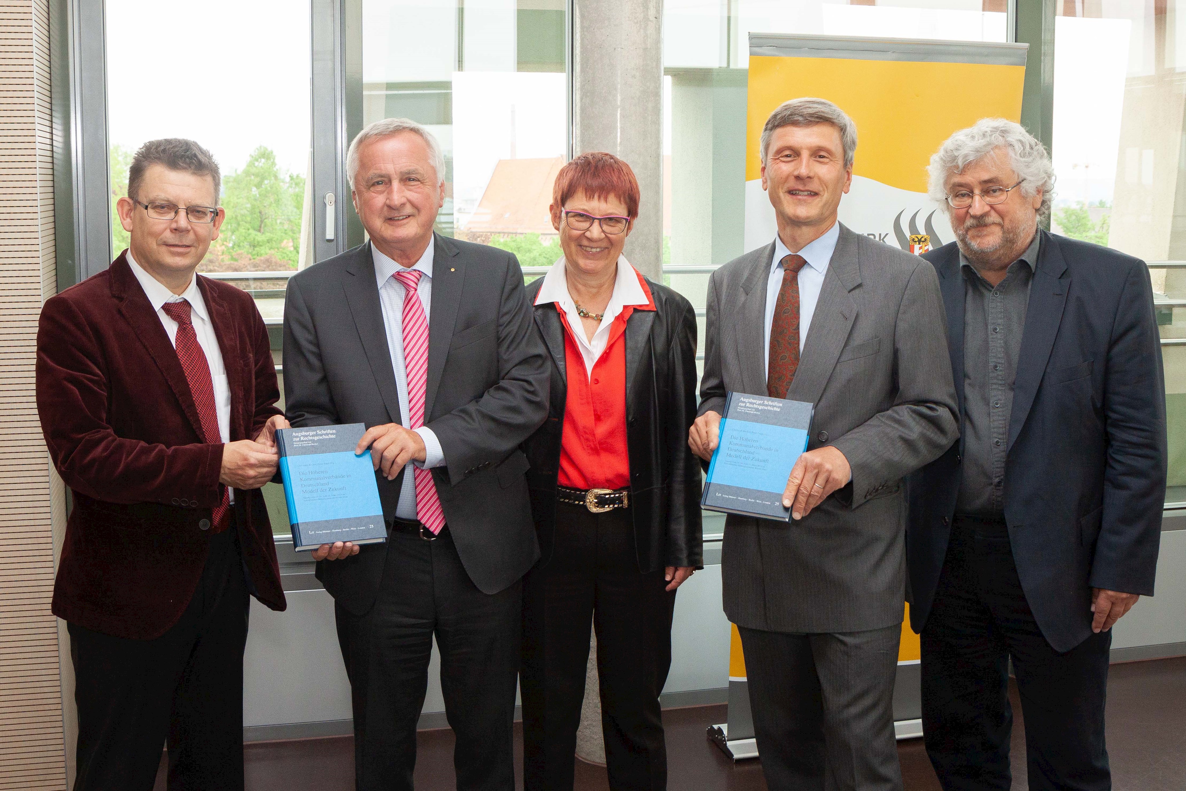 von links nach rechts: Professor Josef Franz Lindner, Bezirkstagspräsident Jürgen Reichert, Professorin Marita Krauss, Professor Dr. Christoph Becker, Bezirksheimatpfleger Dr. Peter Fassl