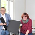 Beim Anschluss der Technik wird Ulrike Bölker unterstützt von Raimund Mittler vom Bezirk Schwaben.