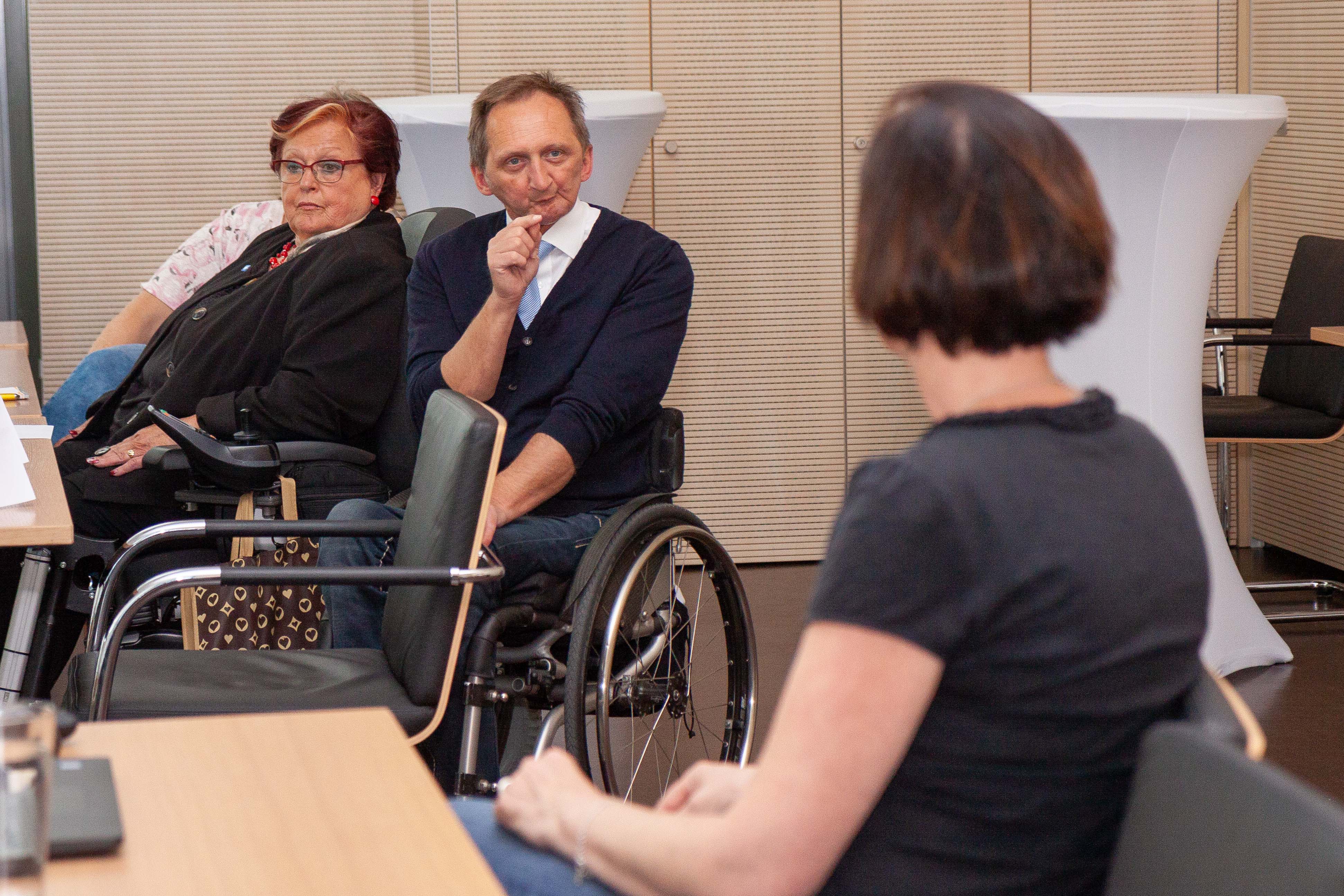 Der Behindertenbeauftragte für den Landkreis Aichach-Friedberg, Josef Koppold, diskutierte mit Melanie Finsterwald von der Sozialverwaltung des Bezirks (rechts) und den weiteren Teilnehmern über Auswirkungen des Bundesteilhabegesetzes.