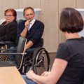 Der Behindertenbeauftragte für den Landkreis Aichach-Friedberg, Josef Koppold, diskutierte mit Melanie Finsterwald von der Sozialverwaltung des Bezirks (rechts) und den weiteren Teilnehmern über Auswirkungen des Bundesteilhabegesetzes.