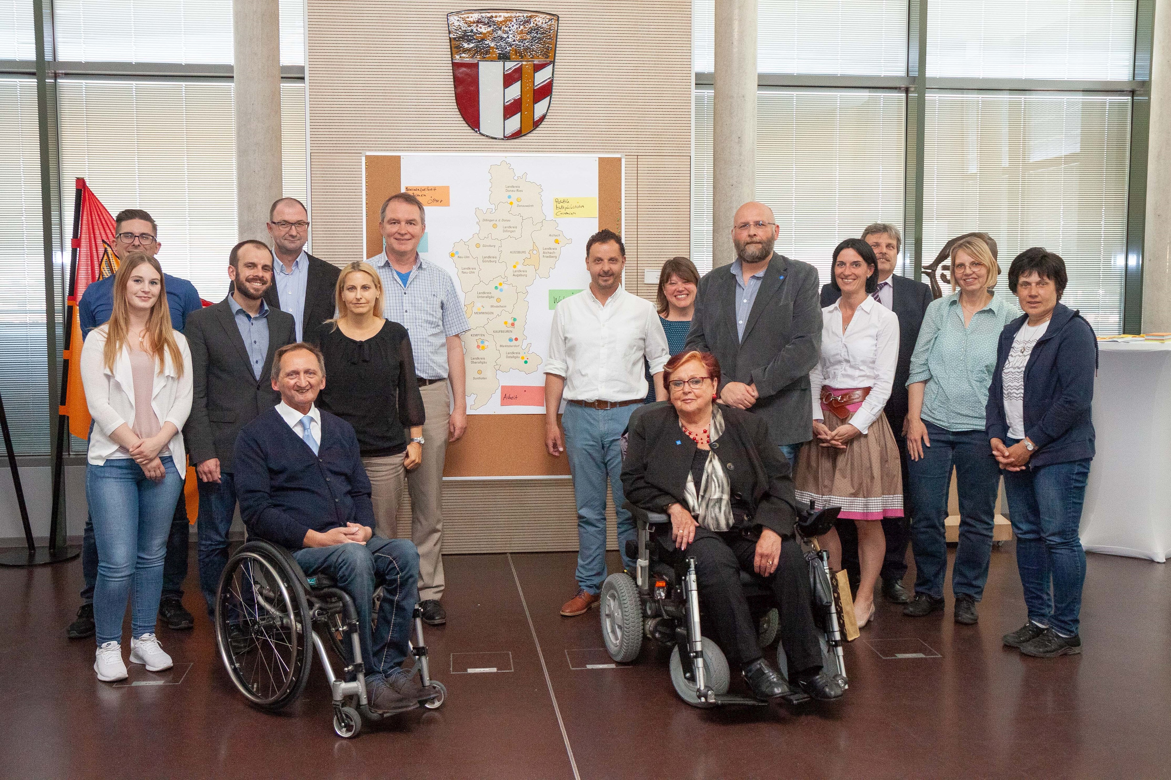 Gruppenfoto, in der Mitte eine Landkarte Schwabens, auf der die Arbeitsschwerpunkte festgehalten wurden