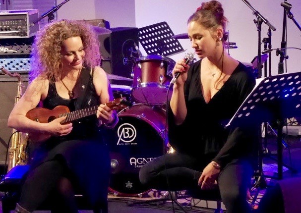 Carolin Roth und Samira Saygili von der Gruppe Die Dozenten sind bei Rock im Schloss auf Kloster Irsee dabei.