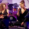 Carolin Roth und Samira Saygili von der Gruppe "Die Dozenten" sind bei "Rock im Schloss" auf Kloster Irsee dabei.