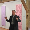 Der Künstler Thomas Weil in der Ausstellung "Auf den Punkt gebracht" im Schwäbischen Volkskundemuseum Oberschönenfeld. Der Künstler Thomas Weil in der Ausstellung "Auf den Punkt gebracht" im Schwäbischen Volkskundemuseum Oberschönenfeld.