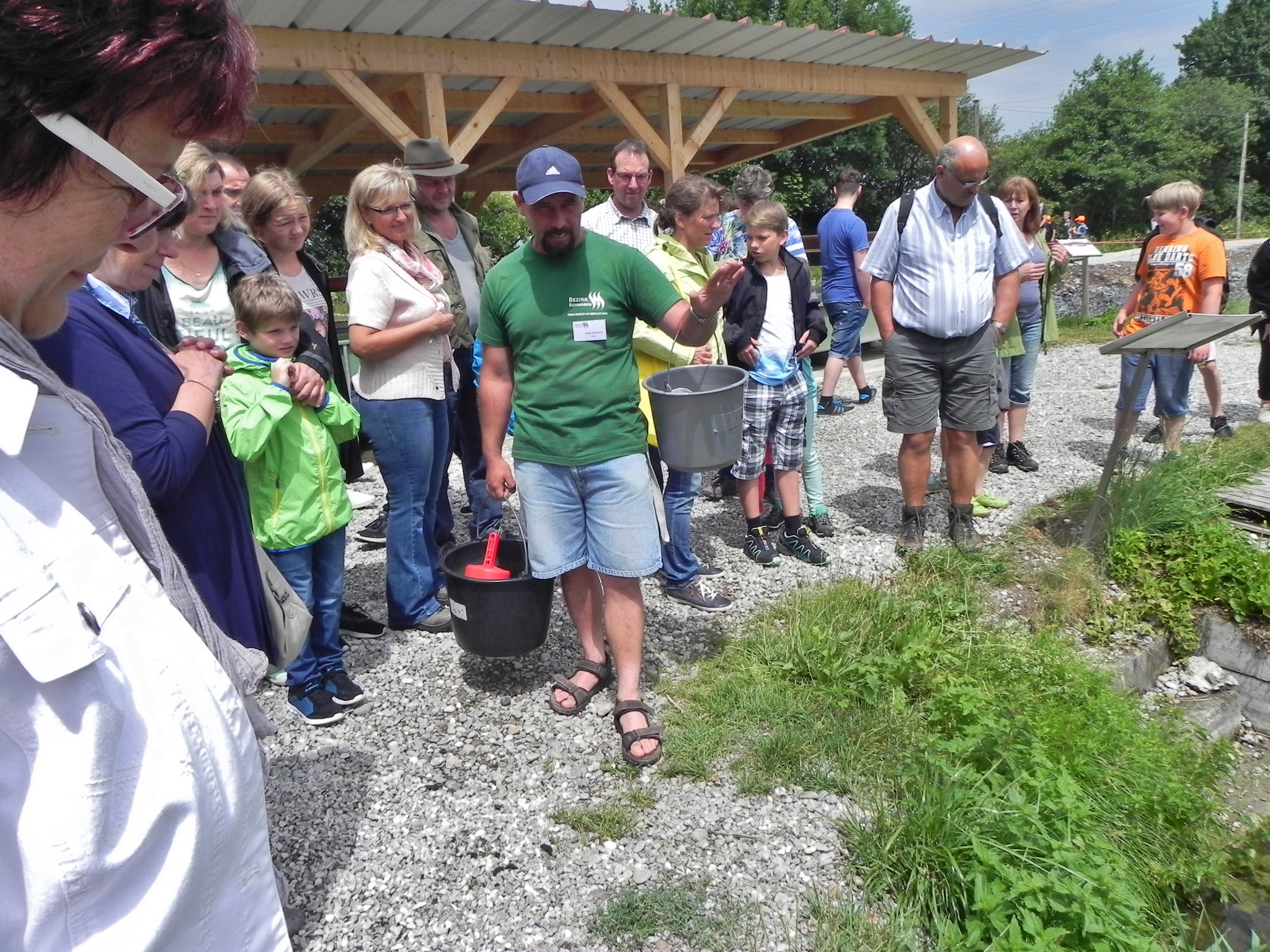 Besucher beim Tag der offenen Tür im Fischereihof Salgen.