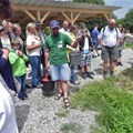 Jedes Jahr kommen mehr Besucher zum Tag der offenen Tür am Schwäbischen Fischereihof in Salgen und folgen interessiert den Informationen der Mitarbeiter der Fischereifachberatung des Bezirks Schwaben.