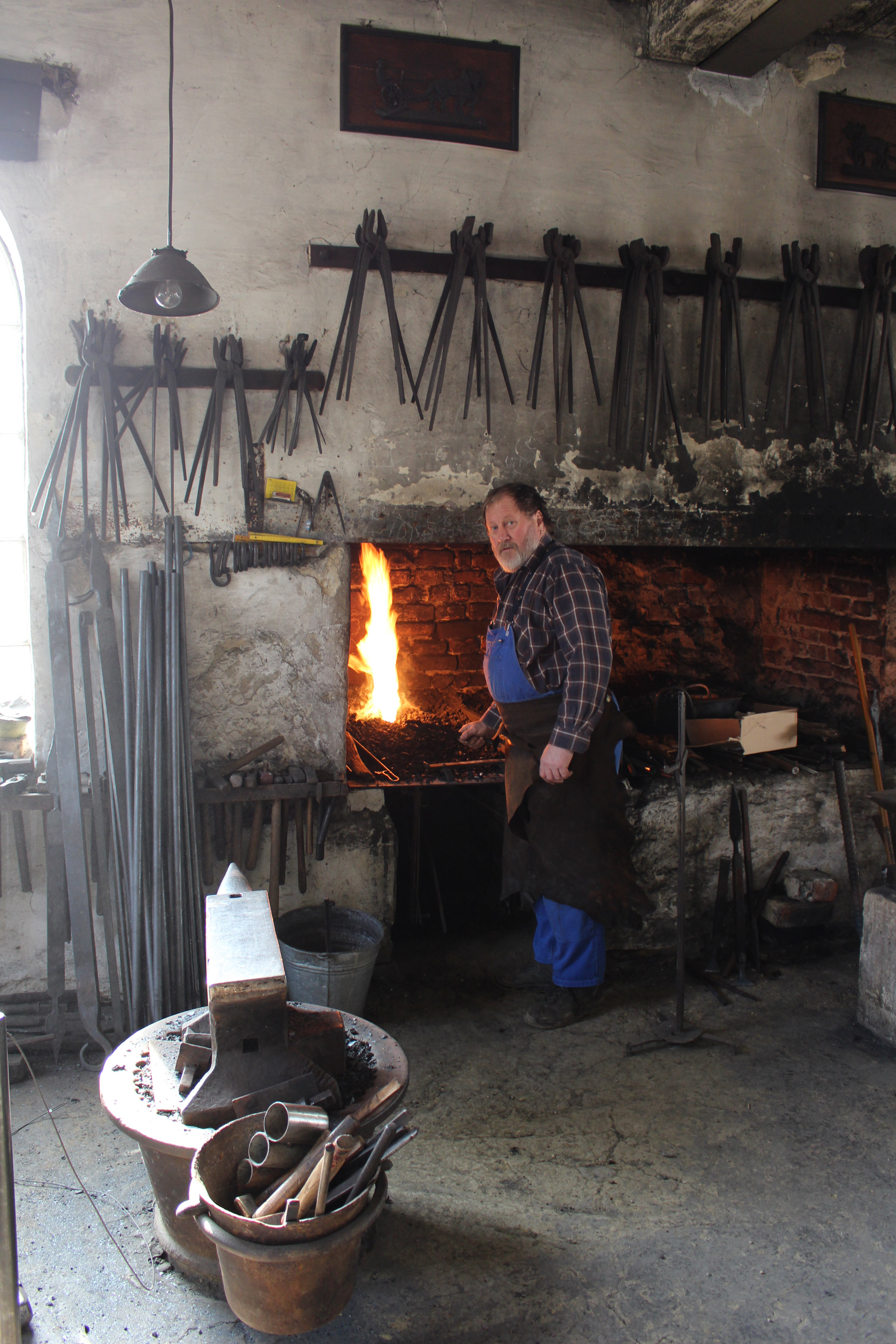 Historische Schmiedekunst in Aktion - Hammerschmiede lockt mit Schmiedevorführung 