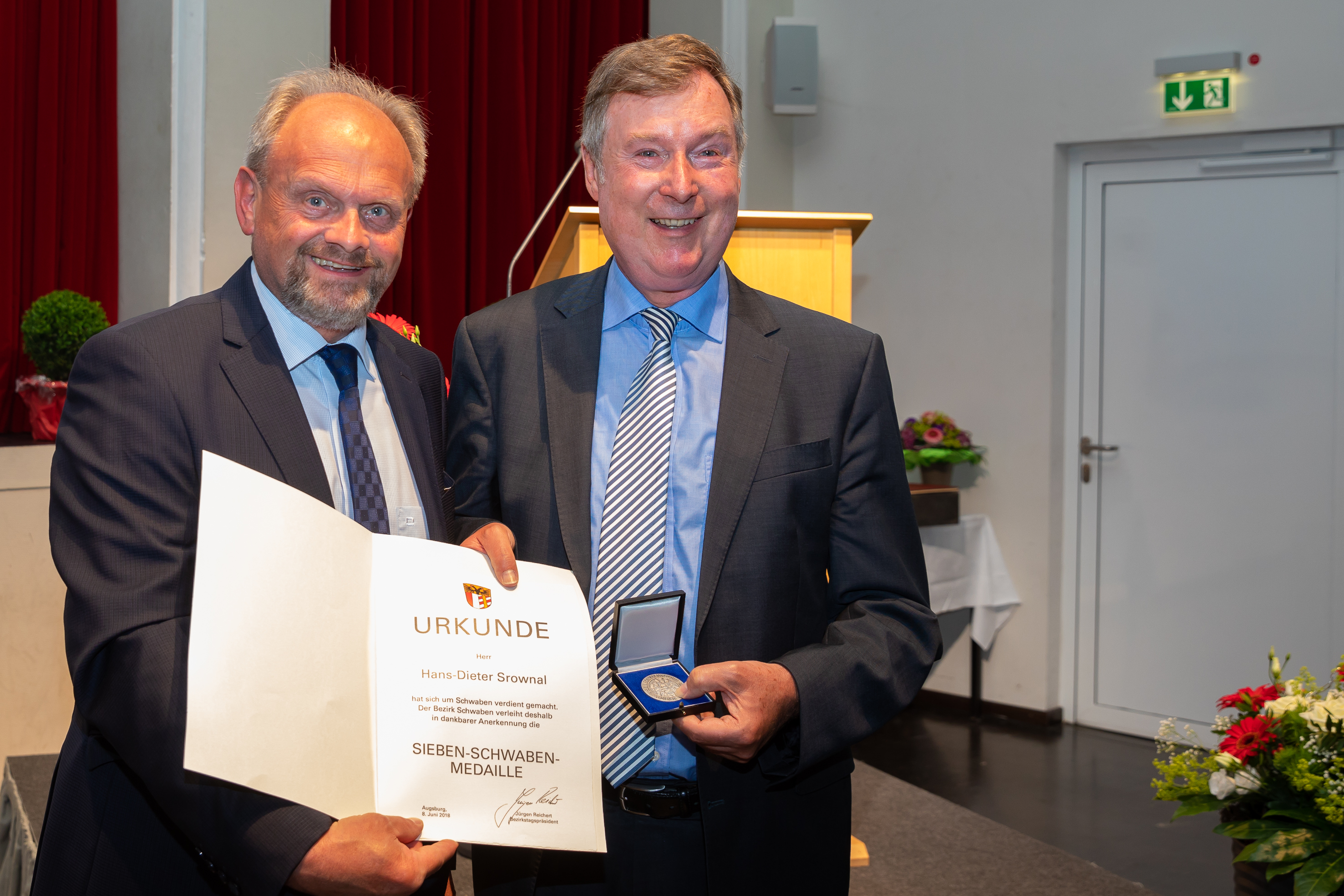 von links: Bezirkstagsvizepräsident Alfons Weber mit dem langjährigen Vorstandsmitglied des Dominikus-Ringeisen-Werkes Hans-Dieter Srownal