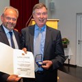 Hans-Dieter Srownal erhielt aus den Händen von Bezirkstagsvizepräsident Alfons Weber die Sieben-Schwaben-Urkunde mit Medaille.