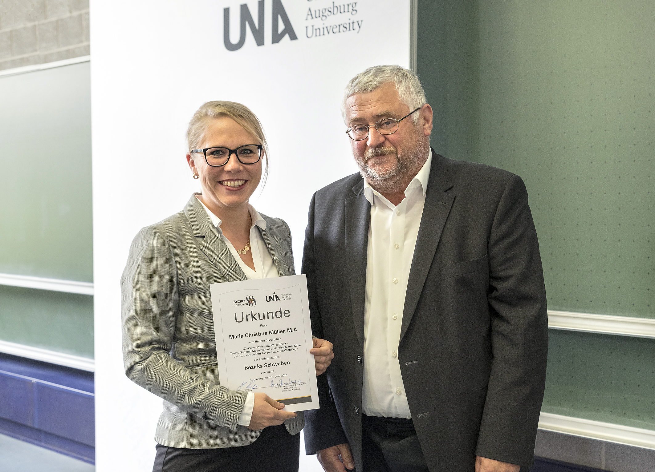 Die Preisverleihung des Bezirks Schwaben für eine regionalwissenschaftliche Arbeit an der Universität Augsburg fand am 15. Juni im Rahmen der Akademischen Jahresfeier statt: v. l.: Maria Christina Müller, Peter Fassl.