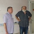 Gerhard Fischer (links) und Joseph Joas beratschlagen über die nächsten Schritte bei der Sanierung des ARBE-Hauses.