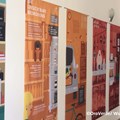 Die Tafeln in der Wanderausstellung "Hier und da" beschäftigen sich mit den Themen Regenwald und Konsum.