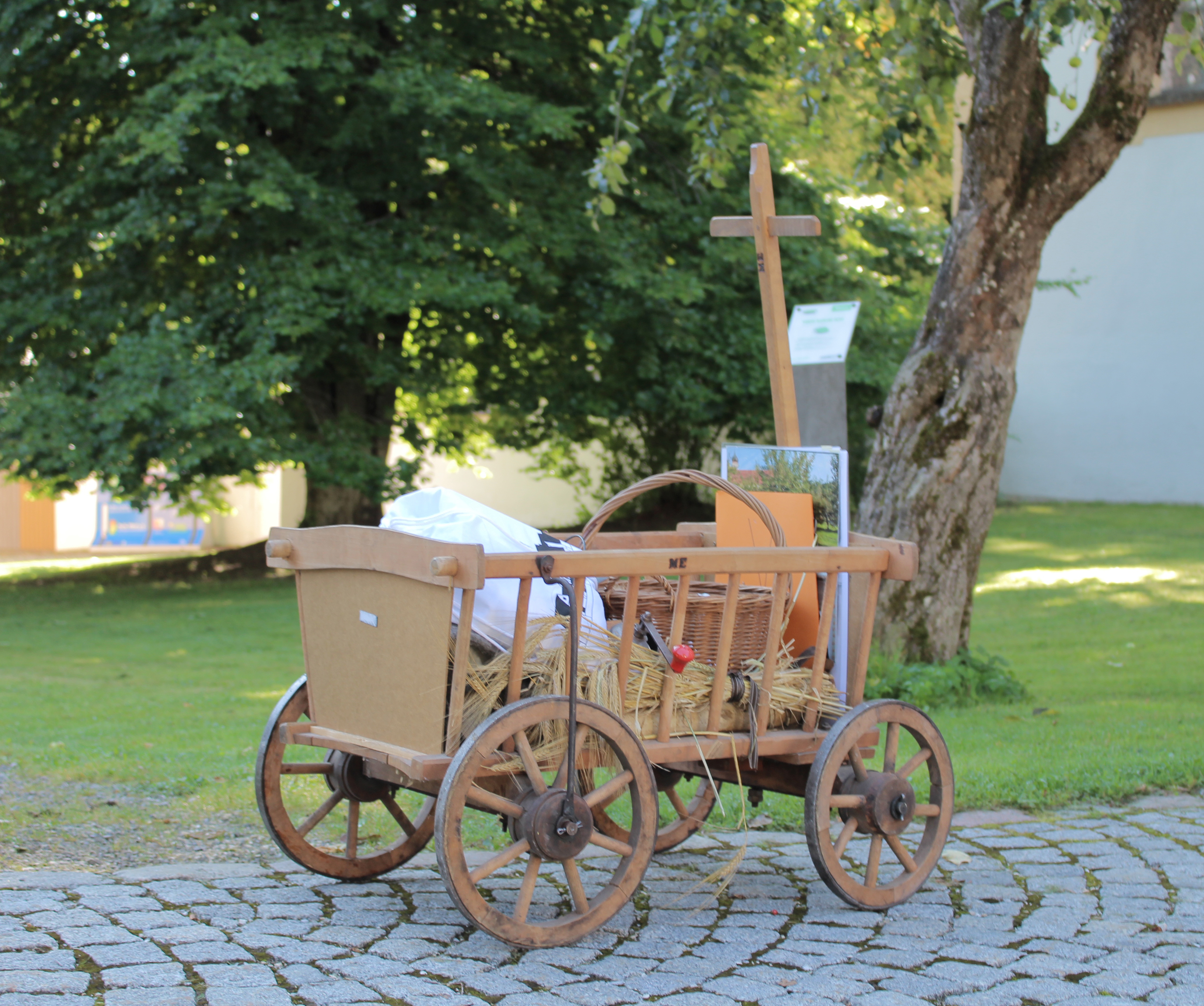 Familienführung mit Leiterwagen 