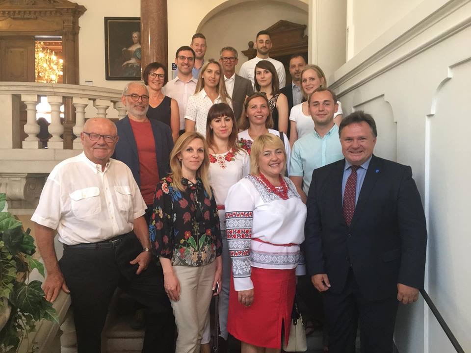 Vorderste Reise rechts: Oberbürgermeister und Bezirksrat Stefan Bosse und Delegationsleiterin Ludmila Krestianikova mit 
Mitarbeitern der Bezirk Schwaben, der Stadt Kaufbeuren, der Lebenshilfe Ostallgäu und der Delegation aus der Ukraine.