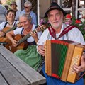 Instrumentenbauer Rolf Märkli musiziert während einer spontanen Session vor dem Grieshof im Bauernhofmuseum.