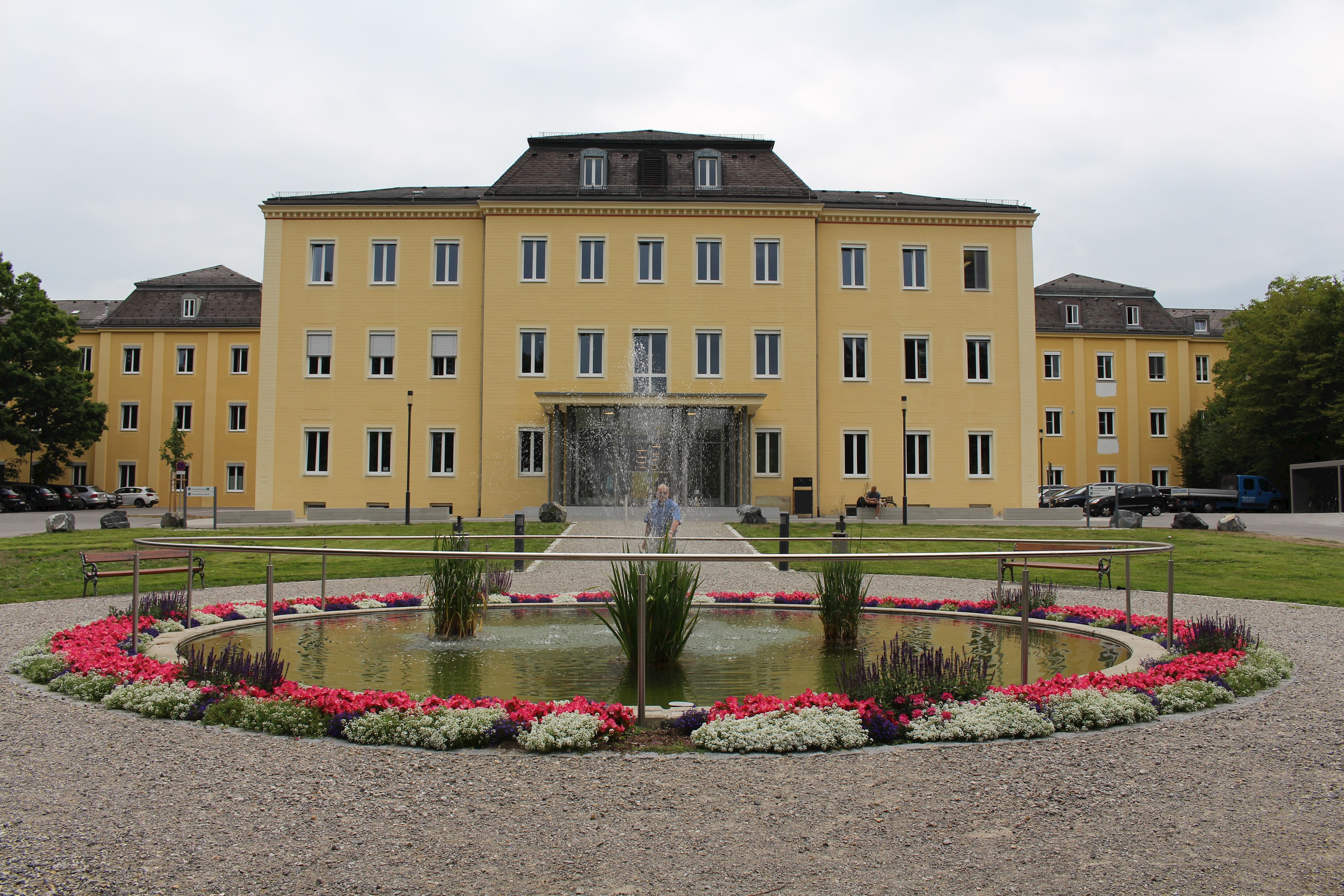 Der Brunnen vor dem BKH wurde neu eingefasst und mit einem Wasserspiel ausgestattet.