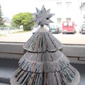 In den Wertachtal-Werkstätten werden von Menschen mit Behinderung unter anderem auch Weihnachtsbäume aus Papier gefertigt.