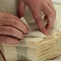 Mit viel Geduld entsteht aus Buchseiten ein filigranes Kunstwerk.