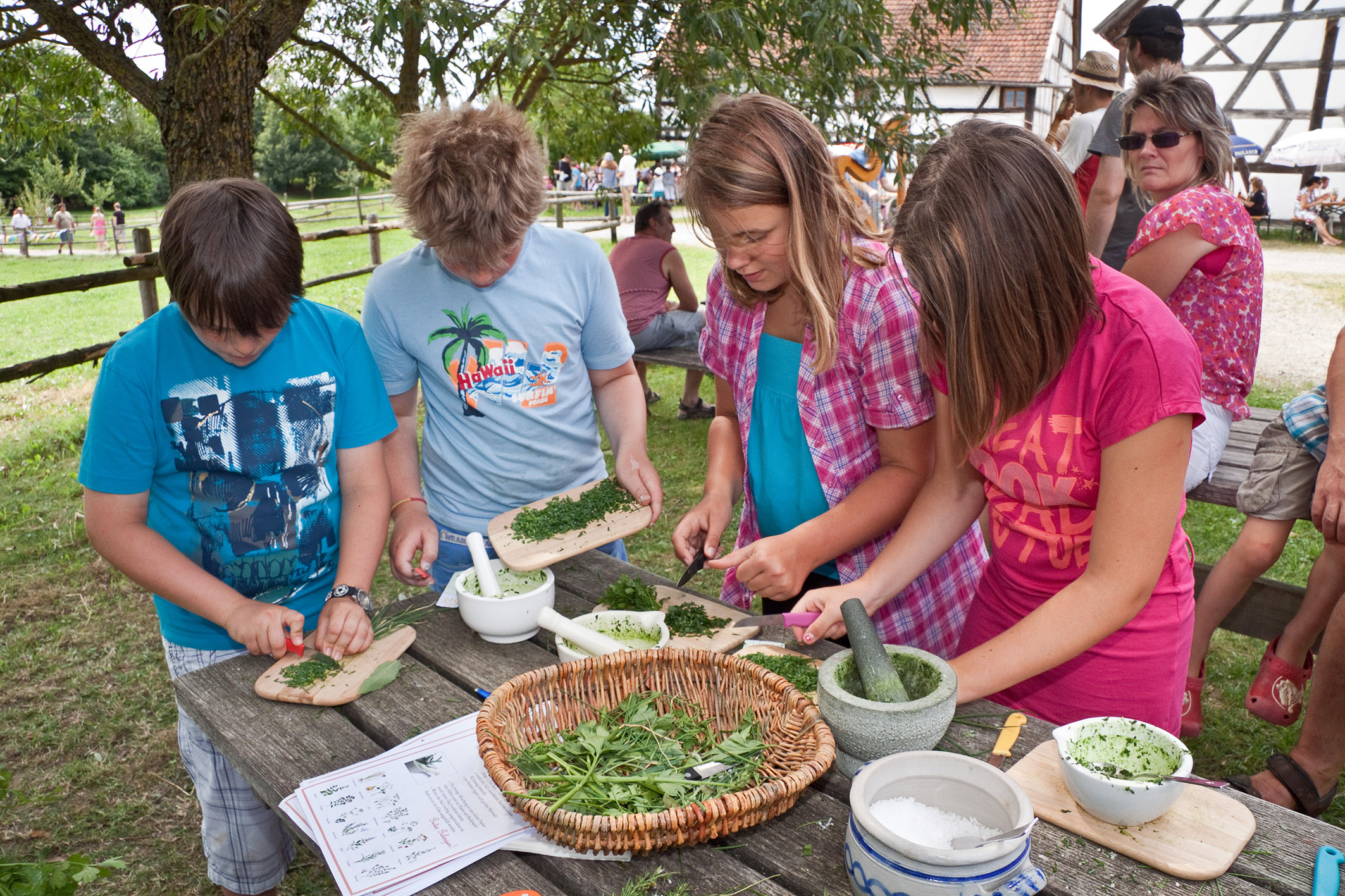 Gutes Essen braucht die richtige Würze: Beim Kinderfest wird Kräutersalz hergestellt.