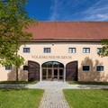 Blick auf den Eingang des Museums Oberschönenfeld