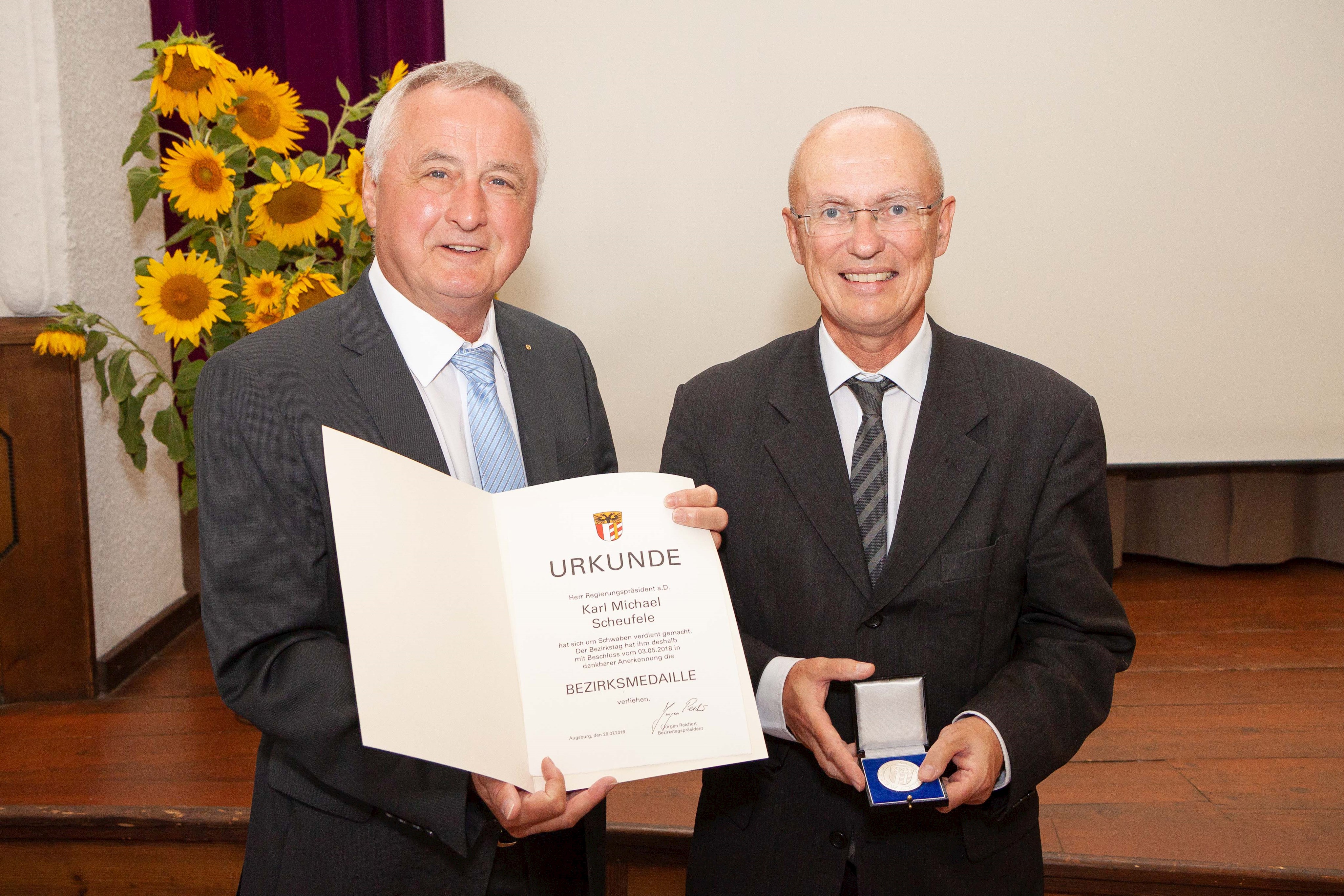 Bezirksmedaille für Karl Michael Scheufele: Ein verlässlicher Partner des Bezirks
