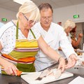 Teilnehmerin Waltraud Bröll (links) lernt im Fischkochkurs von Fischereifachberater Roland Paravicini (rechts) die Kunst des Filetierens.