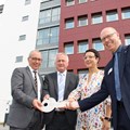 Schlüsselübergabe für die Kaufbeurer Forensik, die für knapp 33 Millionen Euro umgebaut und erweitert wurde.