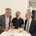 Der Bestsellerautor Heinrich Steinfest beim Signieren im Kreuzgang von Kloster Irsee.