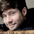 Der international gefeierte Blockflötist Stefan Temmingh spielt beim Eröffnungskonzert des DIADEMUS-Festivals auf dem Klostergelände in Roggenburg.