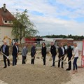 Unmittelbar neben Haus 80 (links) und nahe der Forensischen Klinik (im Hintergrund in der Mitte) entsteht die neue Forensische Nachsorgeambulanz.