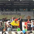 Bezirkstagspräsident Jürgen Reichert überreicht Oberbürgermeister Hermann Faul die Fahne des Bezirks Schwaben