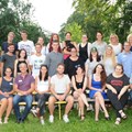 Gruppenbild der erfolgreichen Absolventinnen und Absolventen der Berufsfachschule für Krankenpflege am Bezirkskrankenhaus (BKH) Kaufbeuren.