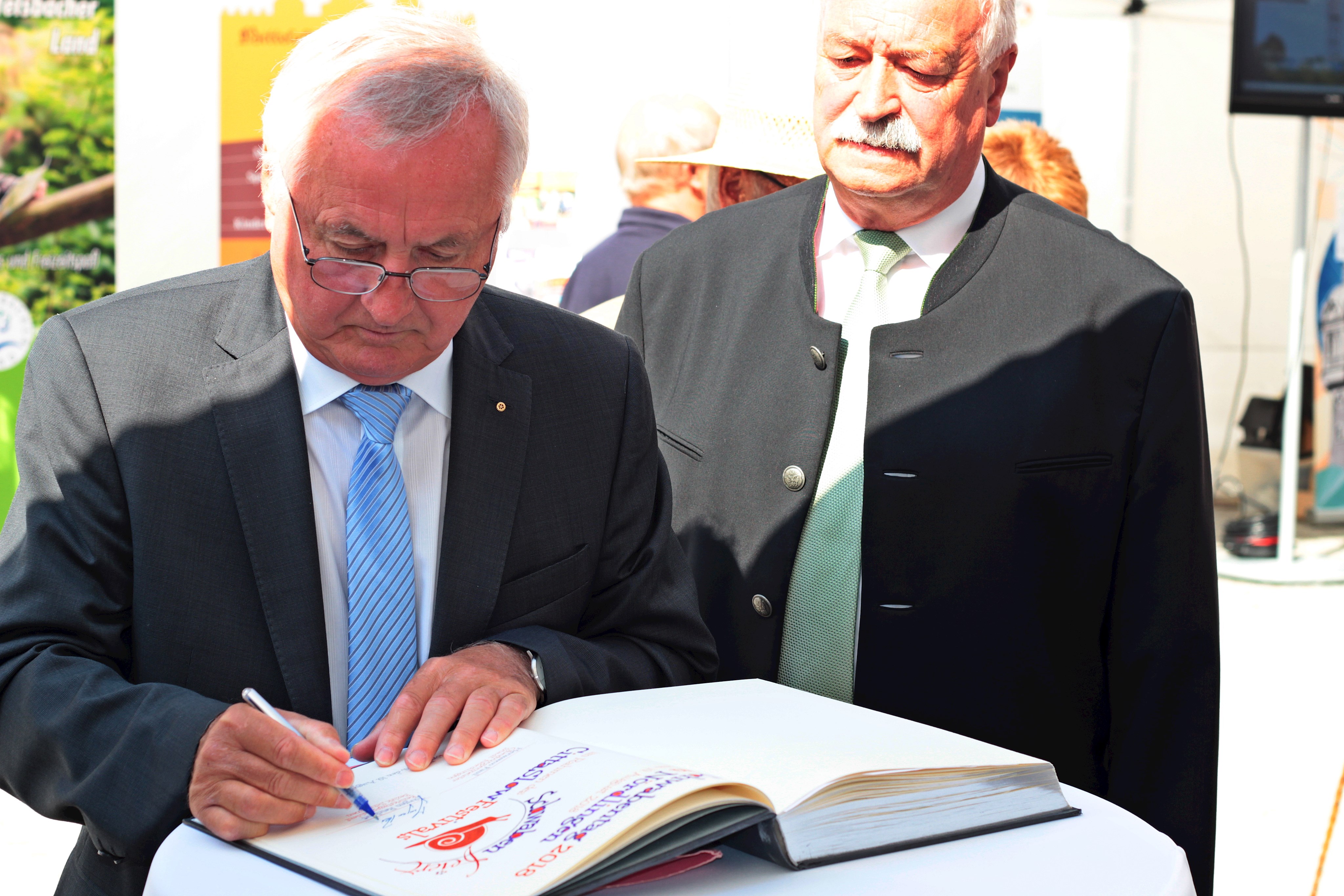 links: Bezirkstagspräsident Jürgen Reichert, rechts Oberbürgermeister Hermann Faul, Stadt Nördlingen.