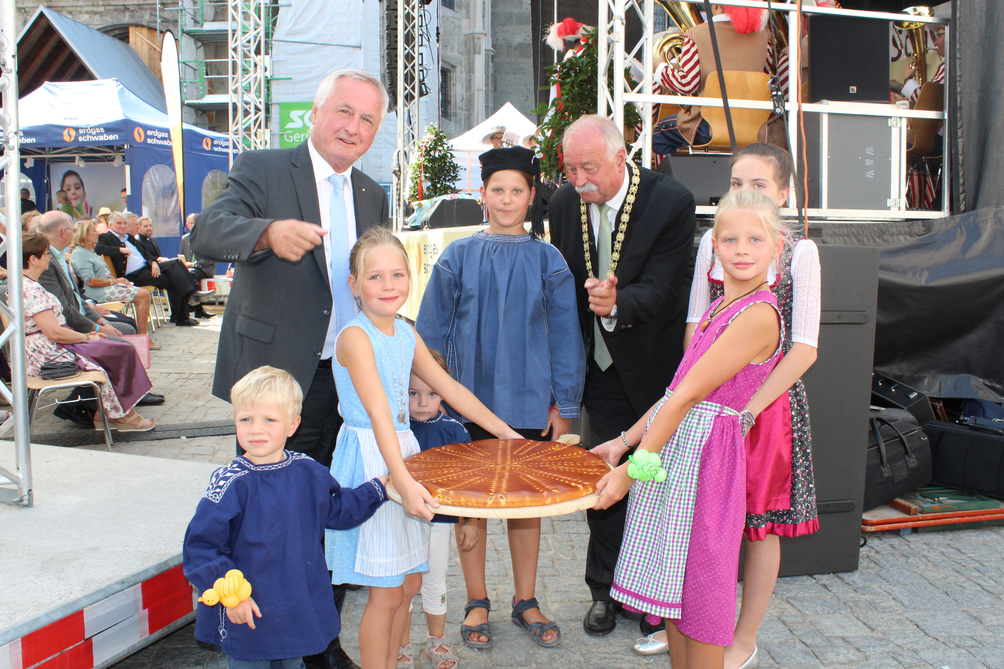 links Bezirkstagspräsident Reichert, rechts Oberbürgermeister Hermann Faul, Stadt Nördlingen mit Nördlinger Kindern.